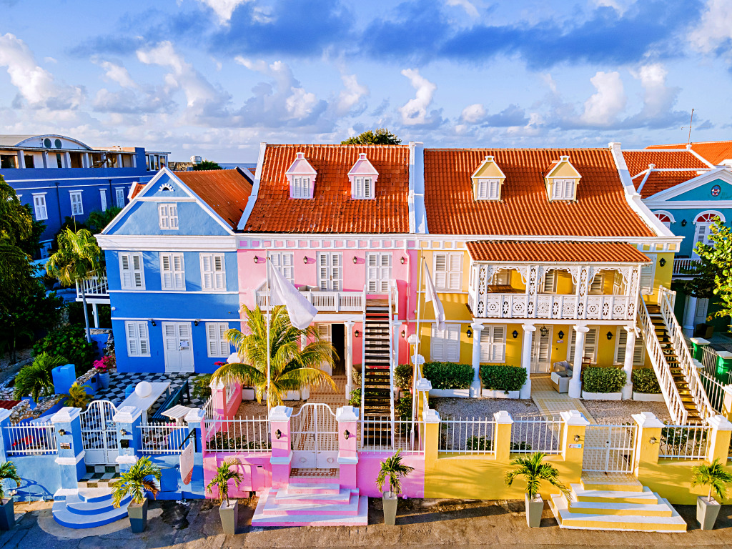 Maisons multicolores, Curaçao, Caraïbes jigsaw puzzle in Paysages urbains puzzles on TheJigsawPuzzles.com