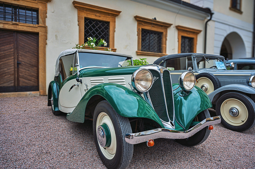 Классические автомобили, выставленные в Чехии jigsaw puzzle in Автомобили и Мотоциклы puzzles on TheJigsawPuzzles.com