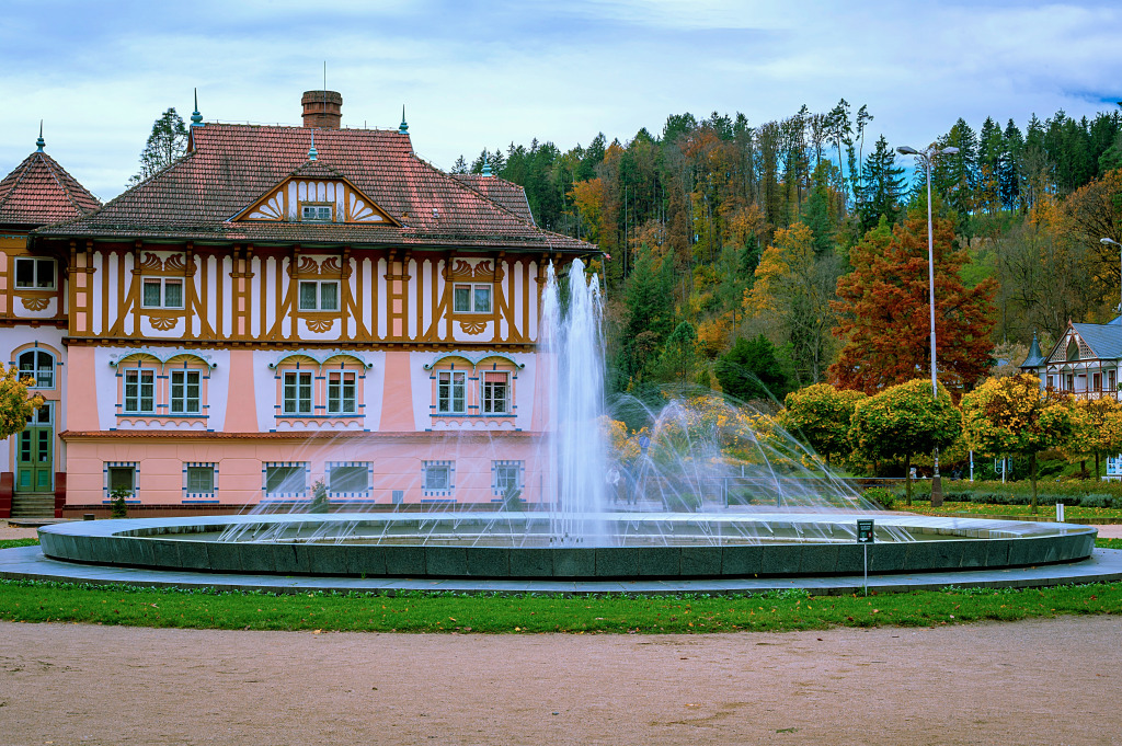Vista de Outono de Luhačovice, República Tcheca jigsaw puzzle in Cachoeiras puzzles on TheJigsawPuzzles.com