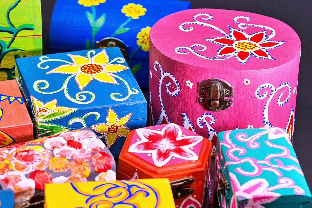 Caixas de Madeira Pintada jigsaw puzzle in Zoom puzzles on TheJigsawPuzzles.com