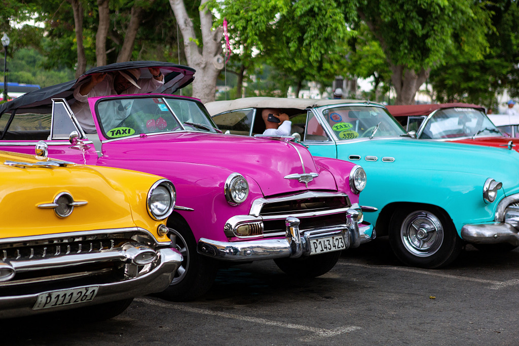 Classic Cars, Гавана, Куба jigsaw puzzle in Автомобили и Мотоциклы puzzles on TheJigsawPuzzles.com