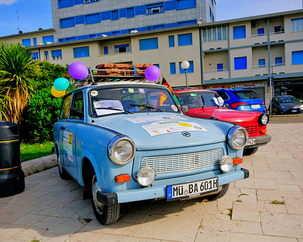Deux Binômes Trabant 601 Universal bleus vintage jigsaw puzzle in Voitures et Motos puzzles on TheJigsawPuzzles.com