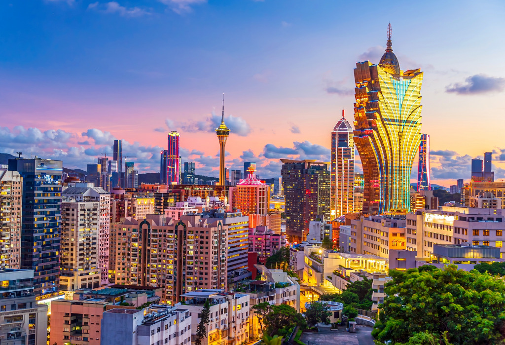 Silhouette de la ville du centre-ville de Macao jigsaw puzzle in Paysages urbains puzzles on TheJigsawPuzzles.com