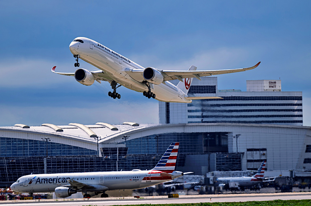 Airbus A350-1000, Flughafen DFW jigsaw puzzle in Luftfahrt puzzles on TheJigsawPuzzles.com