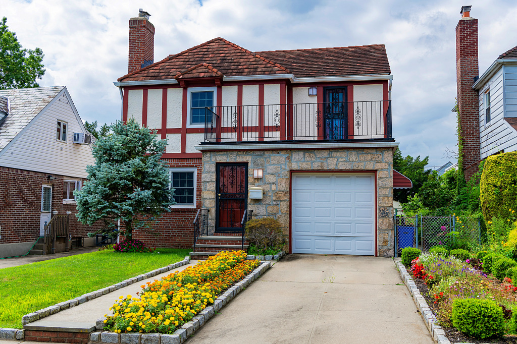 Maison dans un quartier jigsaw puzzle in Paysages urbains puzzles on TheJigsawPuzzles.com