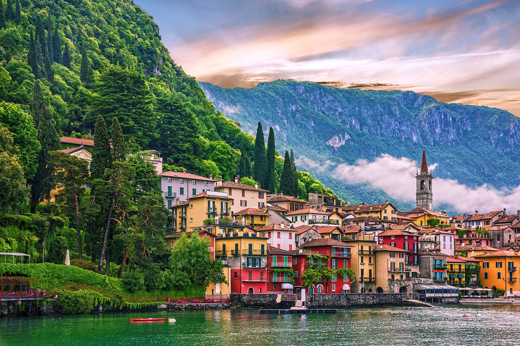 Lago de Como, a cidade de Varenna no pôr do sol, Itália jigsaw puzzle in Lugares Maravilhosos puzzles on TheJigsawPuzzles.com
