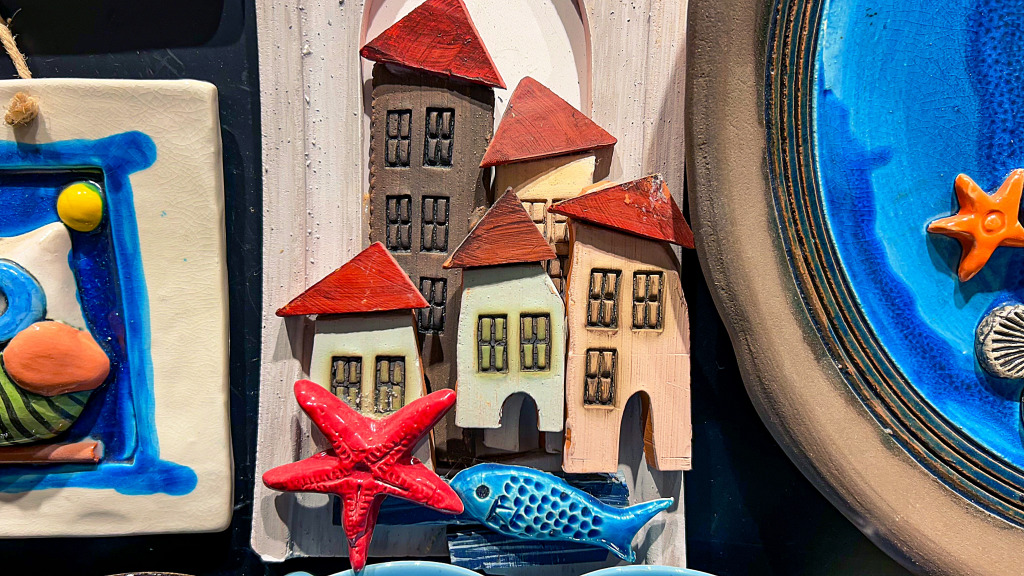 Souvenirs en céramique colorés faits main en Grèce jigsaw puzzle in Sous les mers puzzles on TheJigsawPuzzles.com