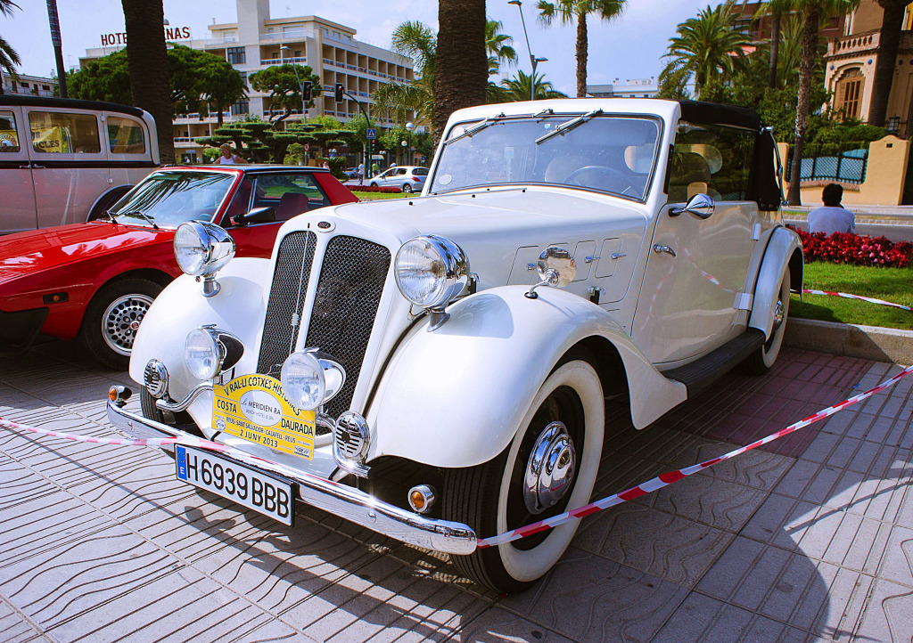 Carro Hansa Retrô de Luxo em Salou, Espanha jigsaw puzzle in Carros & Motos puzzles on TheJigsawPuzzles.com