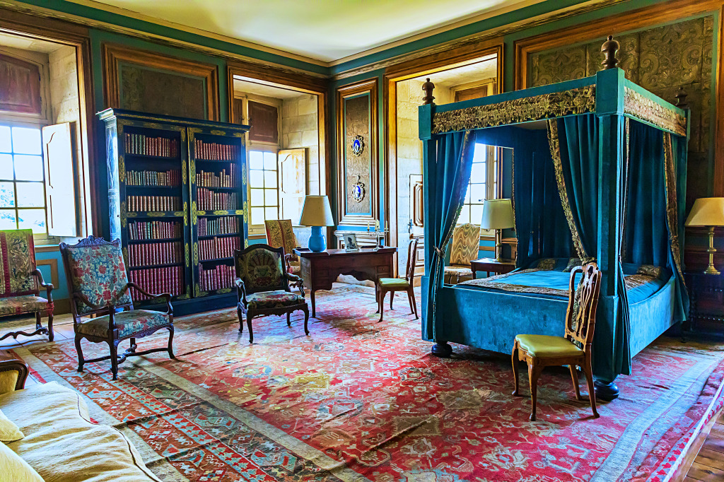 Um Leito de Dossel Azul, Castelo de Hautefort jigsaw puzzle in Castelos puzzles on TheJigsawPuzzles.com