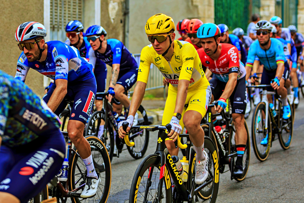 Tour de France, Mareuil-sur-Arnon jigsaw puzzle in Pessoas puzzles on TheJigsawPuzzles.com