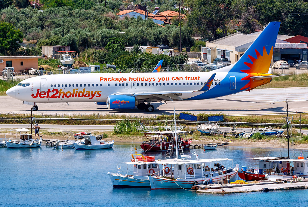 Um Boeing 737-800 no Aeroporto de Skiathos, Grécia jigsaw puzzle in Aviação puzzles on TheJigsawPuzzles.com