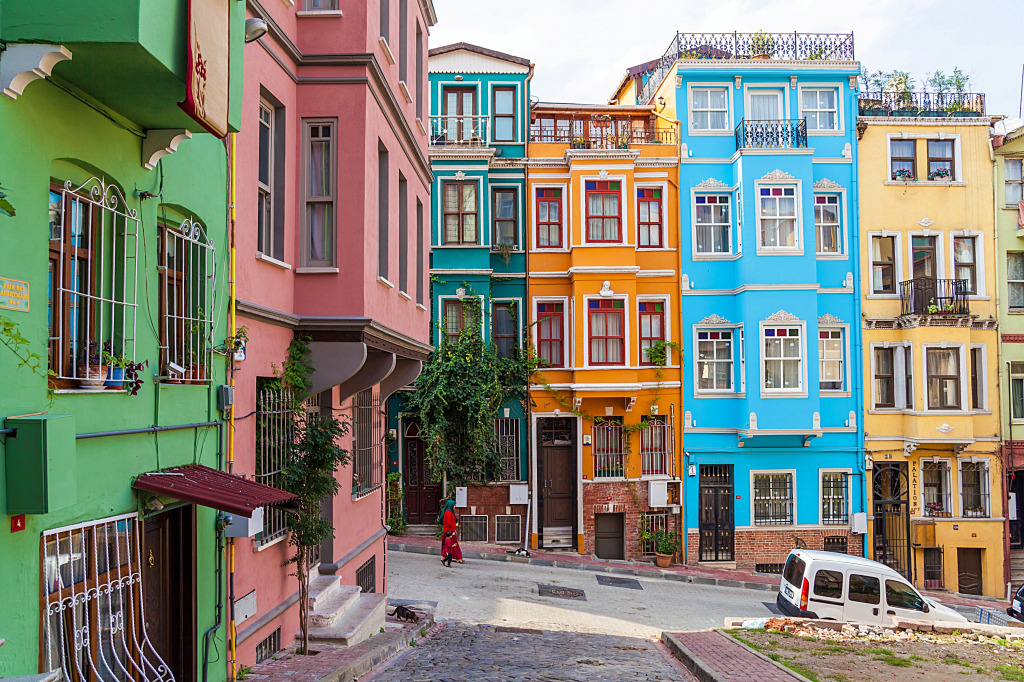 Casas Coloridas em Balat, Istambul, Turquia jigsaw puzzle in Paisagens de Rua puzzles on TheJigsawPuzzles.com
