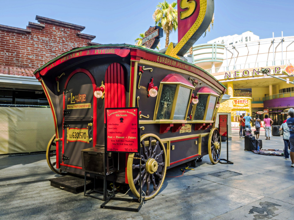 Вагон на Фримонт-стрит, Лас-Вегас jigsaw puzzle in Улицы puzzles on TheJigsawPuzzles.com