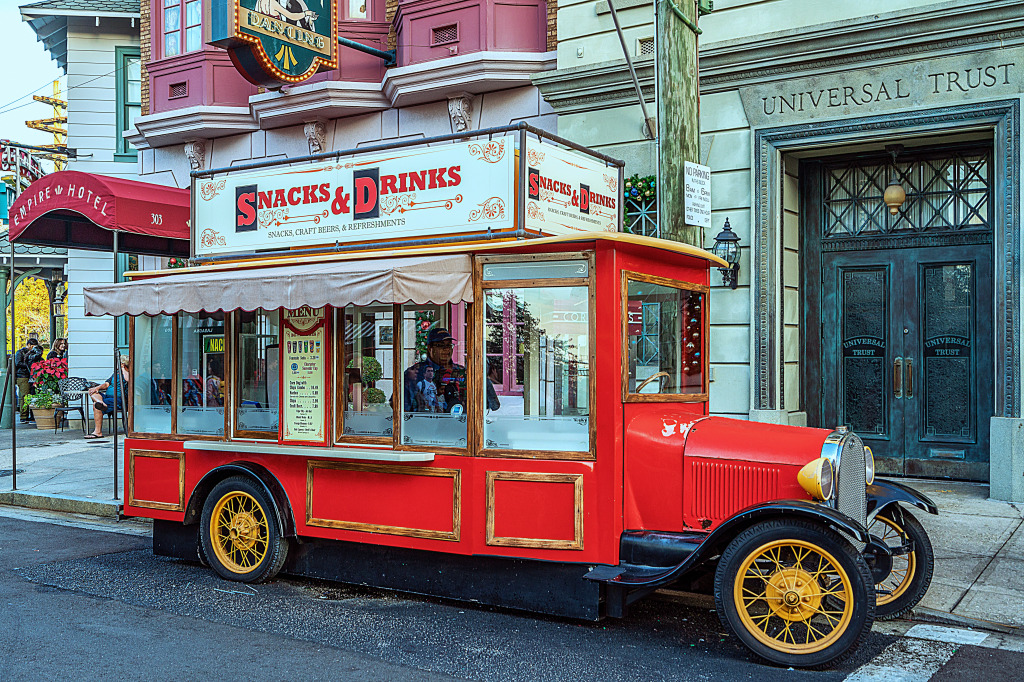 Vintage Car в Universal Studios Florida jigsaw puzzle in Автомобили и Мотоциклы puzzles on TheJigsawPuzzles.com