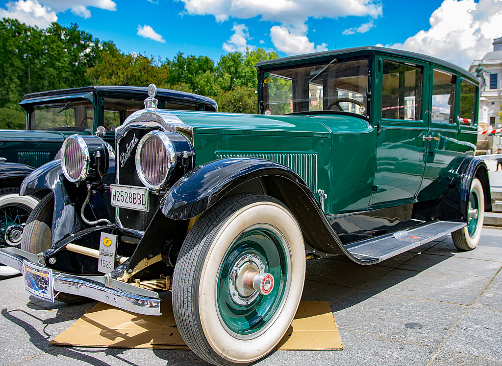 Vintage Car Meeting in Madrid, Spain jigsaw puzzle in Cars & Bikes puzzles on TheJigsawPuzzles.com