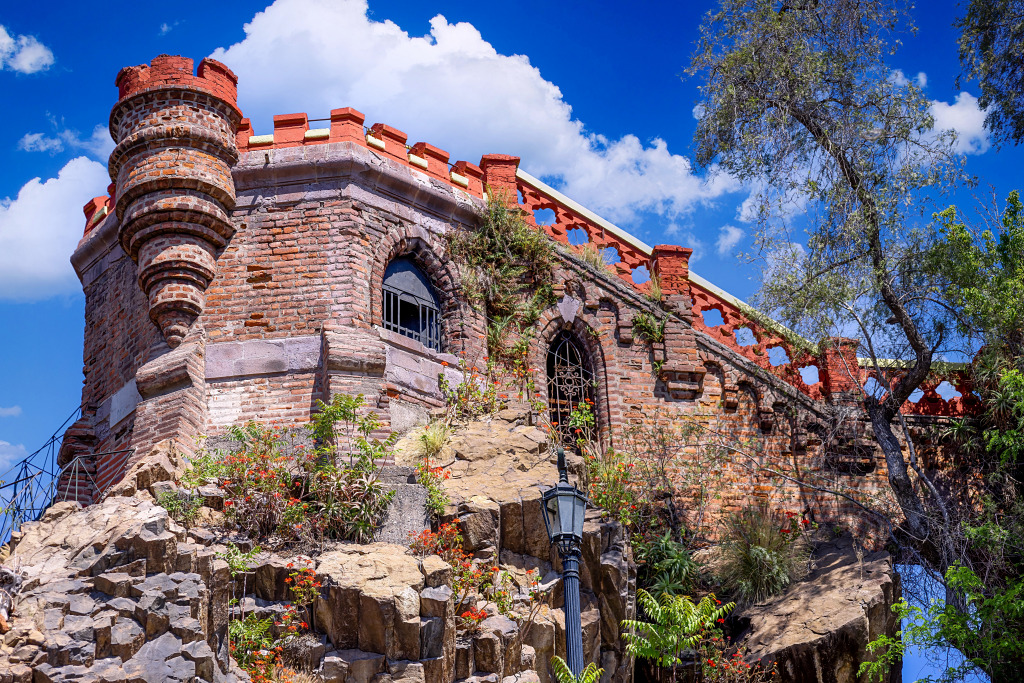 Замок Идальго в Сантьяго-де-Чили jigsaw puzzle in Замки puzzles on TheJigsawPuzzles.com