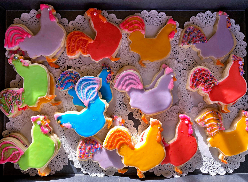 Colorful Decorated Rooster-Shaped Cookies jigsaw puzzle in Food & Bakery puzzles on TheJigsawPuzzles.com
