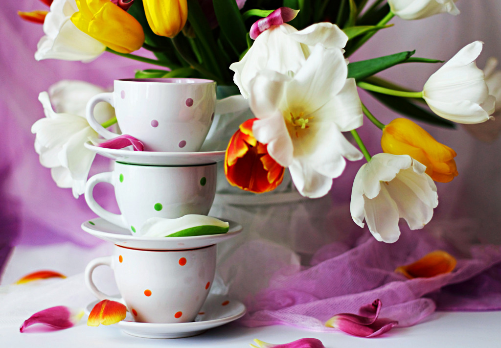 Красивая композиция тюльпанов и чайных чашек jigsaw puzzle in Цветы puzzles on TheJigsawPuzzles.com