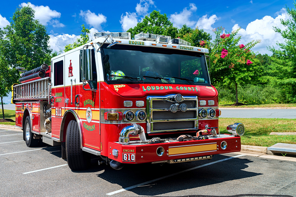 Ein Feuerwehrauto aus Leesburg, Virginia, USA jigsaw puzzle in Autos & Motorräder puzzles on TheJigsawPuzzles.com