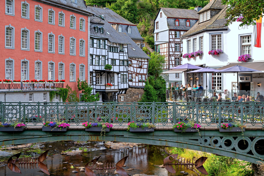 Vista da Cidade Velha de Monschau, Alemanha jigsaw puzzle in Pontes puzzles on TheJigsawPuzzles.com