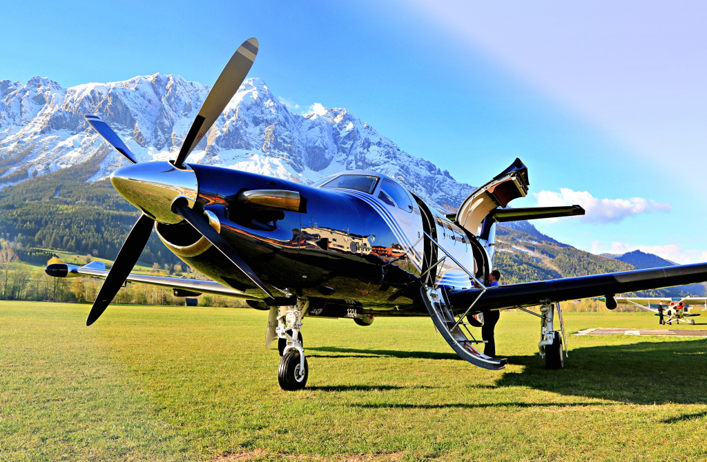 Un Pilatus PC-12 NG Turbopropulseur dans les Alpes, en Autriche jigsaw puzzle in Aviation puzzles on TheJigsawPuzzles.com