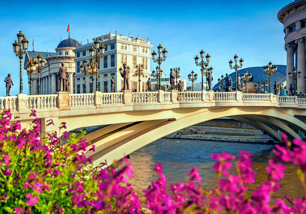 Blick auf die Brücke der Kunst, Skopje, Nordmazedonien jigsaw puzzle in Brücken puzzles on TheJigsawPuzzles.com