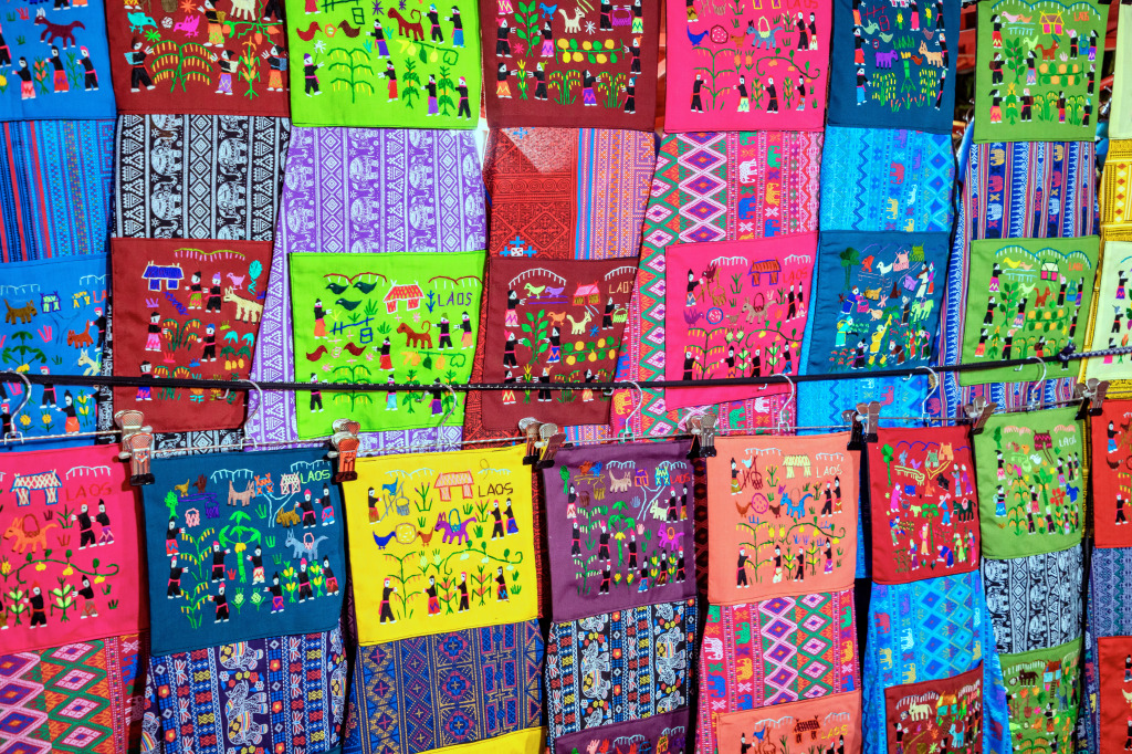 Souvenirs Feitos à Mão em um Mercado no Laos jigsaw puzzle in Artesanato puzzles on TheJigsawPuzzles.com
