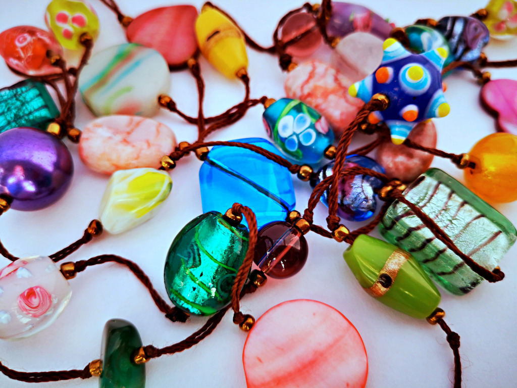 Mehrfarbige Perlen verschiedener Formen jigsaw puzzle in Makro puzzles on TheJigsawPuzzles.com