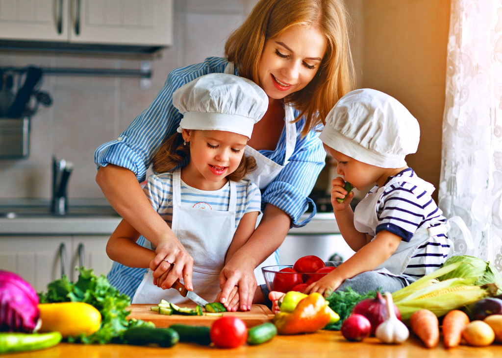 Mamas kleine Helfer jigsaw puzzle in Essen & Trinken puzzles on TheJigsawPuzzles.com