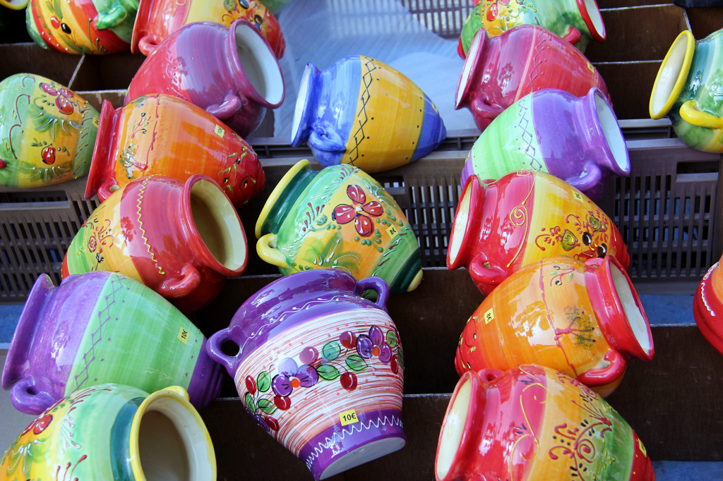 Традиционная керамика на рынке в Провансе jigsaw puzzle in Рукоделие puzzles on TheJigsawPuzzles.com