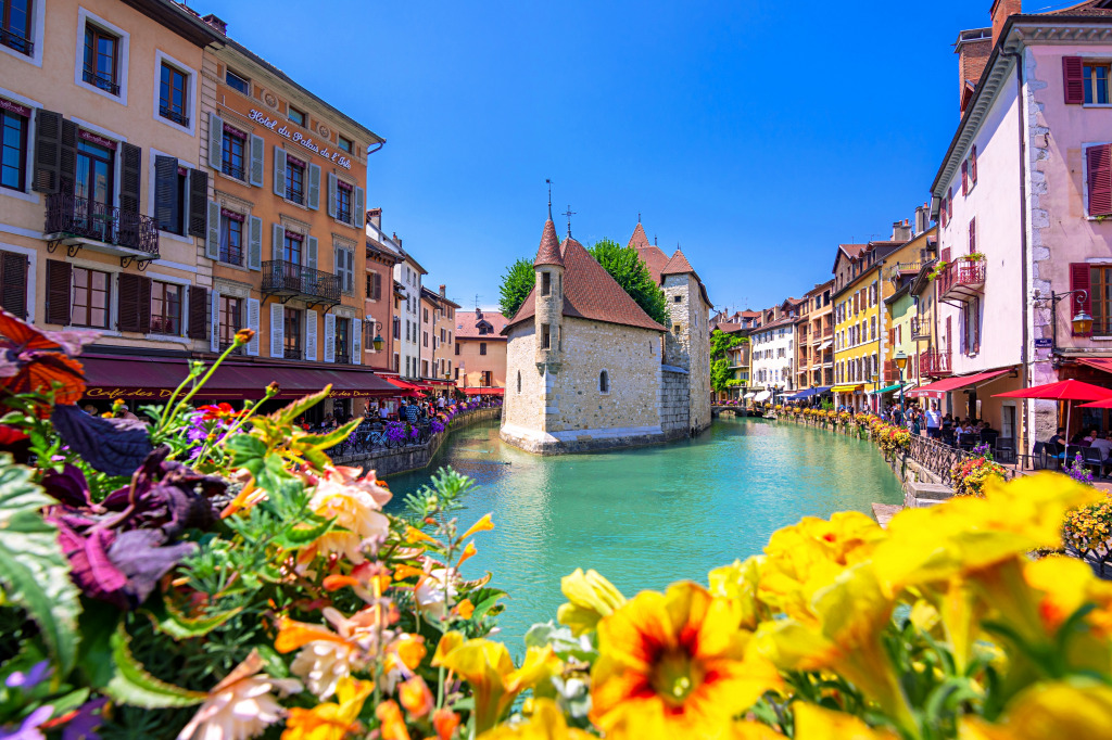 Palais de l'Ille in der Altstadt von Annecy, Frankreich jigsaw puzzle in Straßenansicht puzzles on TheJigsawPuzzles.com