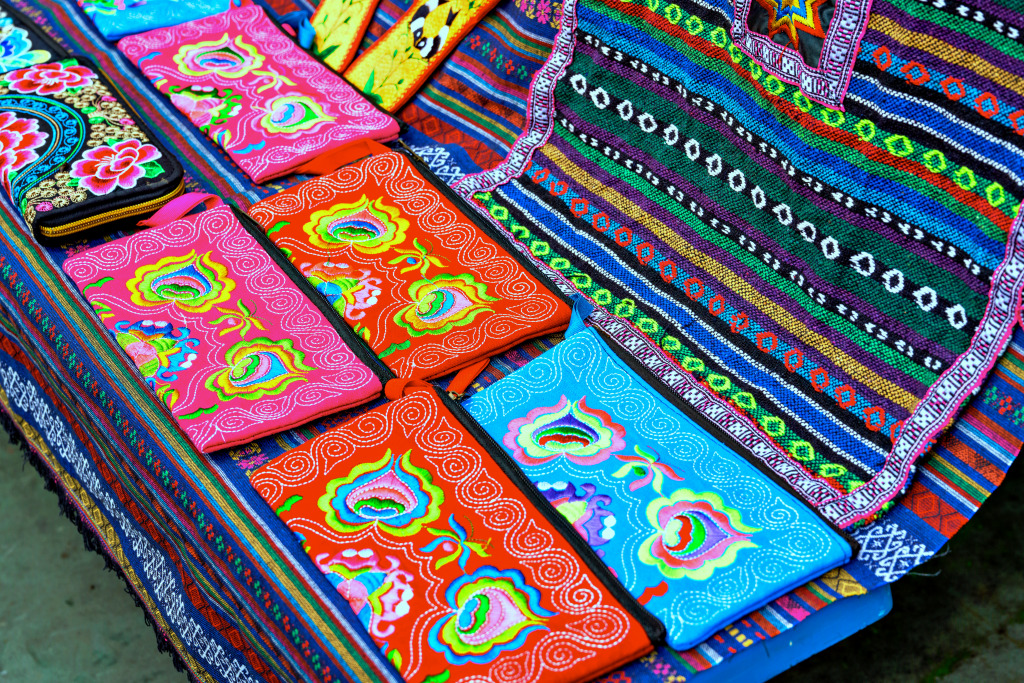 Produits textiles ethniques Zhuang jigsaw puzzle in Macrophotographie puzzles on TheJigsawPuzzles.com