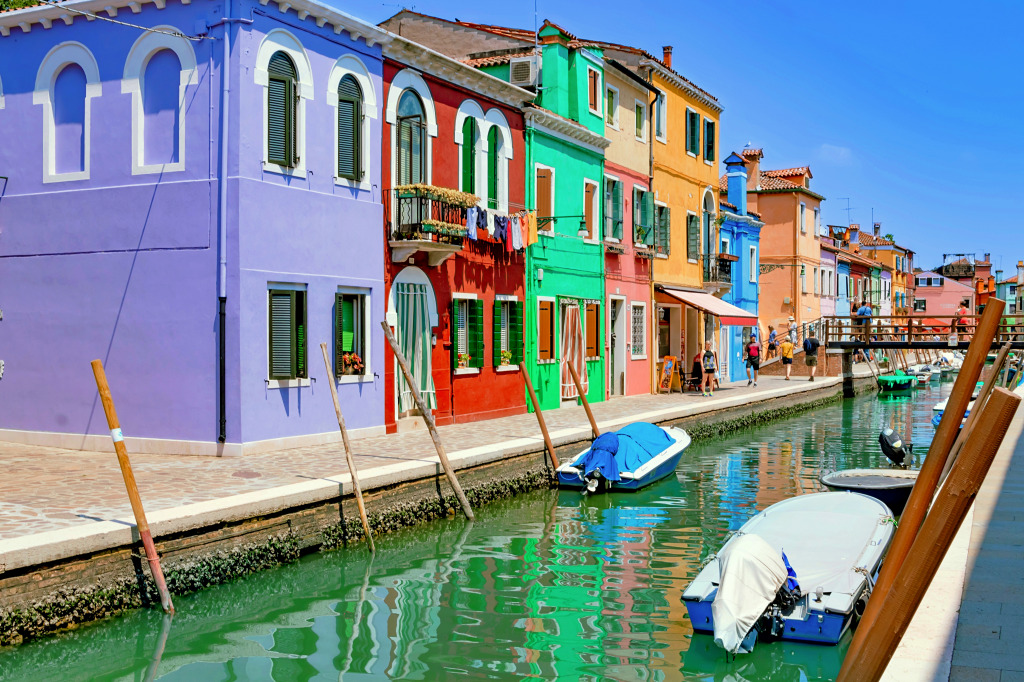 Berühmte bunte Kanäle von Burano, Italien jigsaw puzzle in Brücken puzzles on TheJigsawPuzzles.com