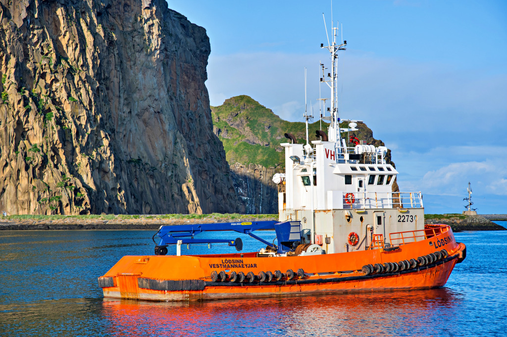 Rebocador no Porto de Vestmannaeyjar, Islândia jigsaw puzzle in Quebra-Cabeça do Dia puzzles on TheJigsawPuzzles.com