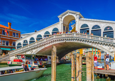 Vaporetto passa sob a Ponte Rialto, em Veneza quebra-cabeça em Pontes ...