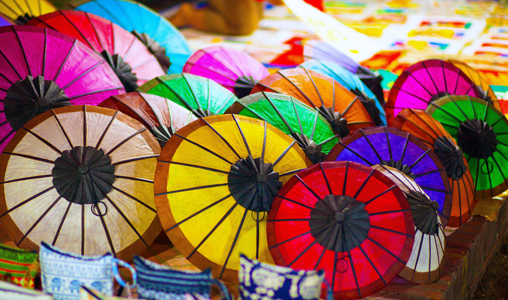 Souvenirs auf einem Nachtmarkt in Laos jigsaw puzzle in Handgemacht puzzles on TheJigsawPuzzles.com