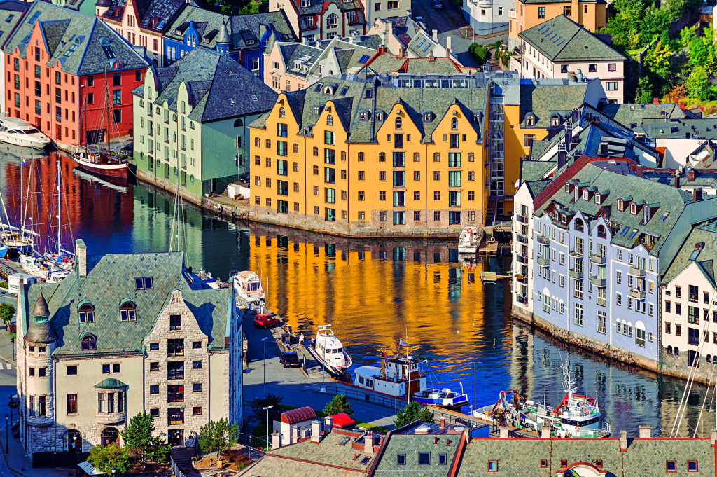 Die malerische Hafenstadt Ålesund, Norwegen jigsaw puzzle in Straßenansicht puzzles on TheJigsawPuzzles.com