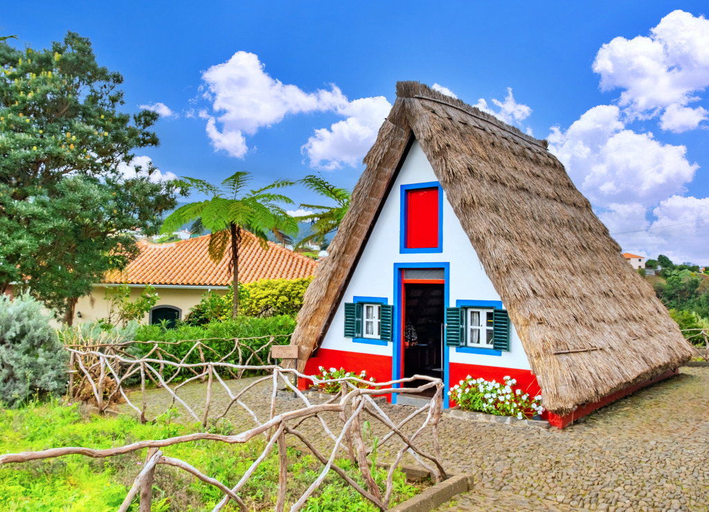 Traditionelle Hütten im Dorf Santana jigsaw puzzle in Straßenansicht puzzles on TheJigsawPuzzles.com