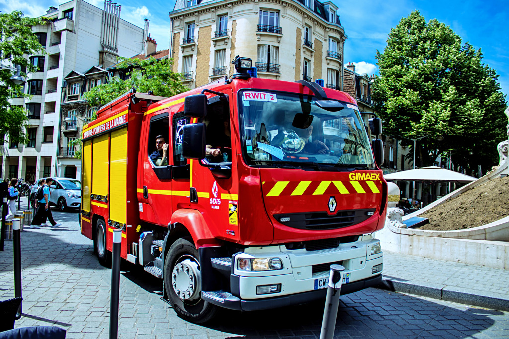 Camion de pompiers à Reims, France jigsaw puzzle in Voitures et Motos puzzles on TheJigsawPuzzles.com