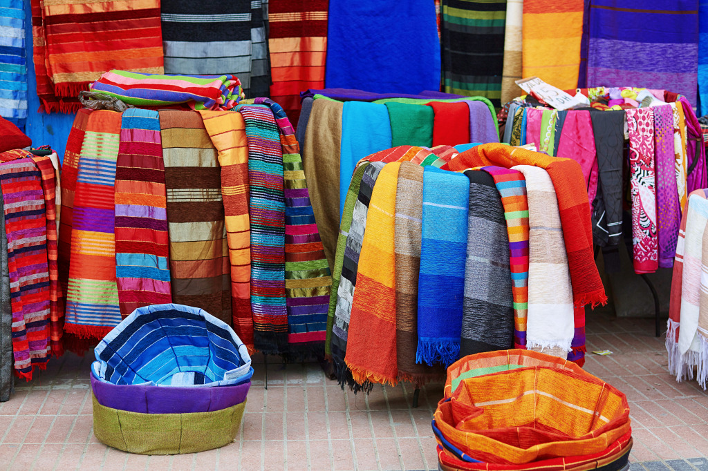Tissus et tapis colorés à Essaouira, Maroccocco jigsaw puzzle in Puzzle du jour puzzles on TheJigsawPuzzles.com
