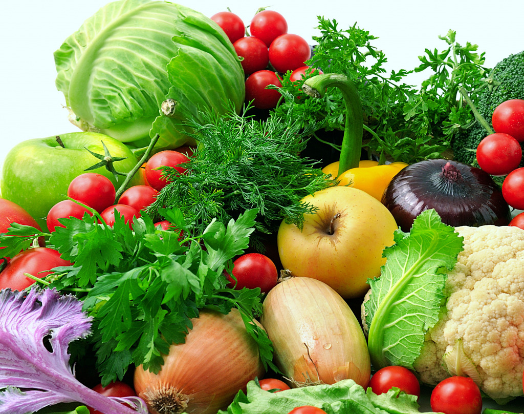 Fruits et légumes frais sur fond blanc jigsaw puzzle in Fruits & Légumes puzzles on TheJigsawPuzzles.com