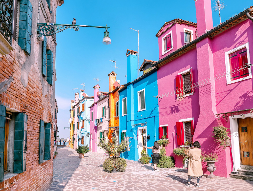 Maisons colorées dans la rue de l’île de Burano jigsaw puzzle in Paysages urbains puzzles on TheJigsawPuzzles.com