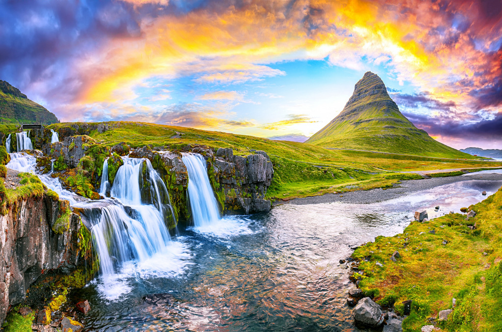 Blick auf den Kirkjufellsfoss-Wasserfall, Island jigsaw puzzle in Wasserfälle puzzles on TheJigsawPuzzles.com