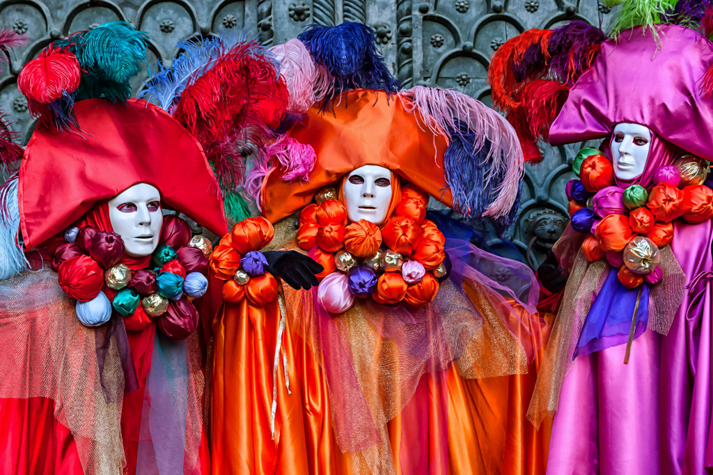 Masques colorés au Carnaval de Venise, en Italie jigsaw puzzle in Personnes puzzles on TheJigsawPuzzles.com