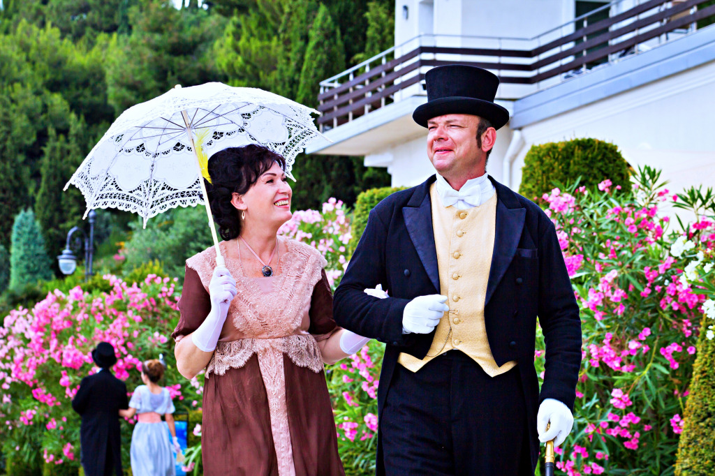 Couple en costumes du XIXe siècle, Alushta, Crimée jigsaw puzzle in Personnes puzzles on TheJigsawPuzzles.com