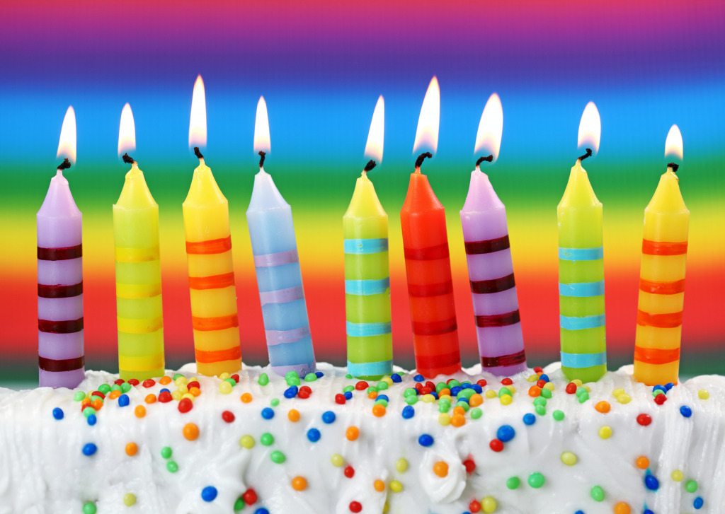 Velas de Aniversário sobre Fundo Colorido jigsaw puzzle in Quebra-Cabeça do Dia puzzles on TheJigsawPuzzles.com