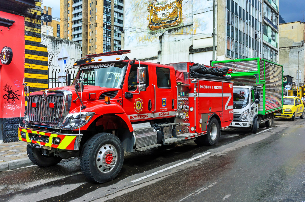 Caminhão de Bombeiros em Bogotá, Colômbia jigsaw puzzle in Carros & Motos puzzles on TheJigsawPuzzles.com