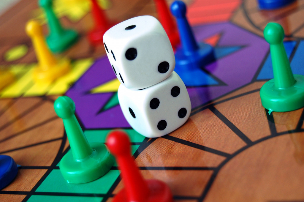 Pions et dés de jeux de société jigsaw puzzle in Macrophotographie puzzles on TheJigsawPuzzles.com