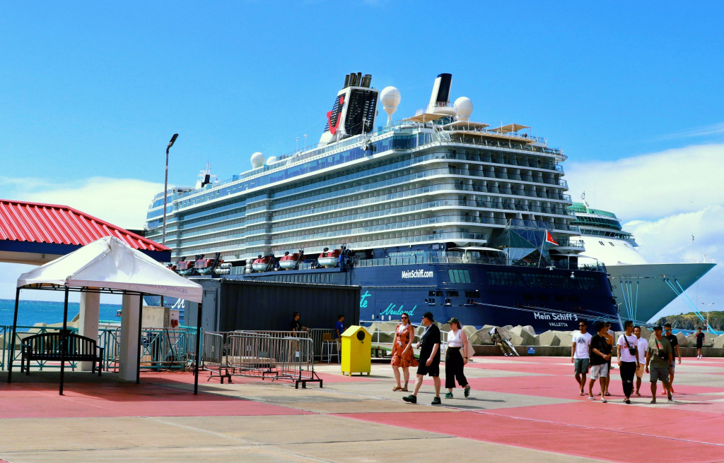 Cruise Ship Mein Schiff 3 on Sint Maarten jigsaw puzzle in Great Sightings puzzles on TheJigsawPuzzles.com