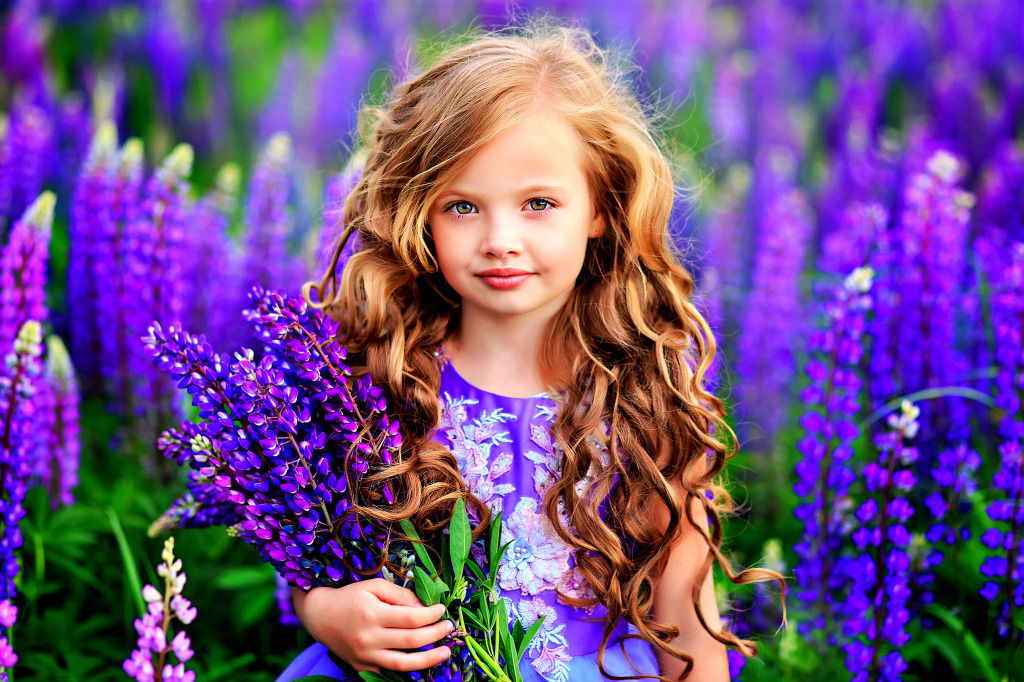 Petite fille dans un champ de lupins jigsaw puzzle in Personnes puzzles on TheJigsawPuzzles.com